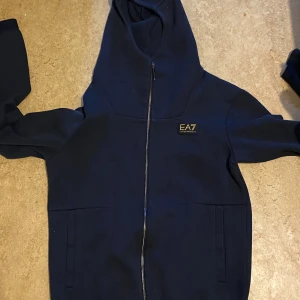 EA7 Huvtröja - Storlek M, i bra skick