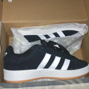 Campus 00s J. Heej säljer domhär skorna för dom var för små,så dom är helt nya. 💓 säljer för 900 för vill bli av med dom. Hör av er vid intresse!  - Grymt skick! Helt nya!🩵