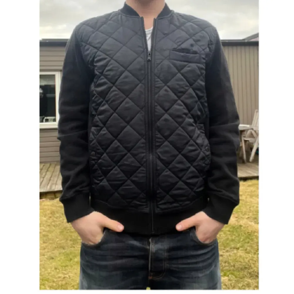 Riktigt fet cardigan från märket EDC by Espirit. Den är i fint skick. Storlek M, kan även passa S. Skriv för fler bilder eller vid minsta intresse så kommer vi överens om en deal, PRIS KAN ABSOLUT DISKUTERAS😀Mvh Stiloo Closet. Neuletakit & Villapaidat.