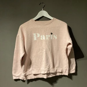 Tjocktröja  - Rosa tjocktröja💗 fin och skön🙏🛍️ bra i storlek✌🏻💖 säljer den för den har blivit för liten💞 skriv för mer information ❤️ bra skick🥰