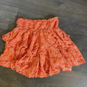 Kjol - Orange skön kjol med bred resor i midjan.