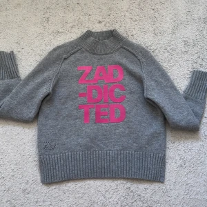Zadig Voltaire tröja  - En grå Zadig Voltaire tröja med rosa text. Den är i storlek 14-S, använd fåtal gånger och i mycket bra skick.