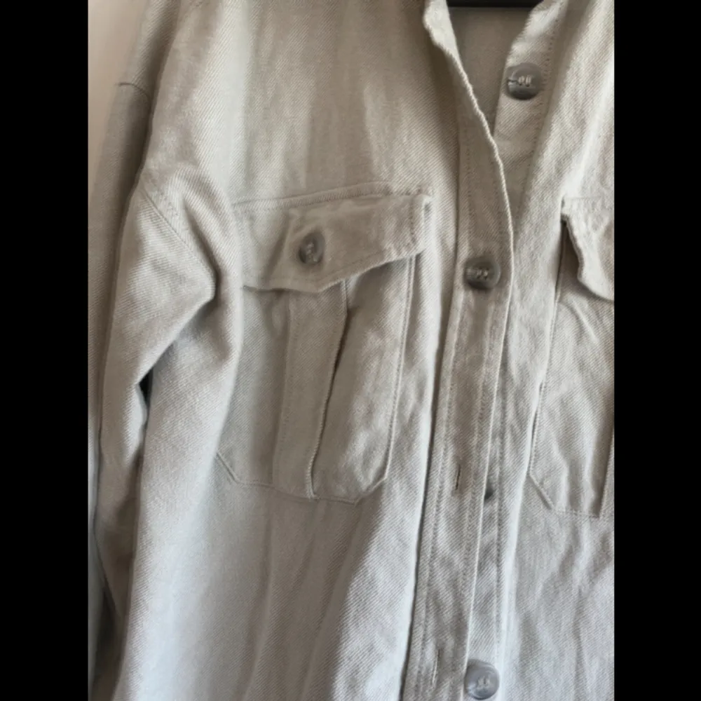 Tunn Skjortjacka i oversize modell. Strl xs men fungerar även för en s. Bra skick!. Takit.