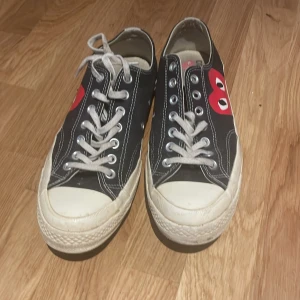 Cdg converse - Säljer mina cdg converse i storlek 42,5 passar 43. De är använda, skicket är fortfarande bra. Pris kan diskuteras 