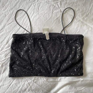 Topp med paljetter - Paljett-topp från H&M i storlek S, endast använd en gång. 