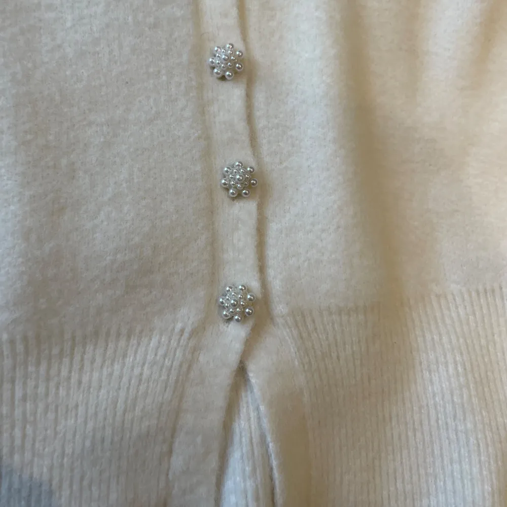 Vit kofta från Zara med gulliga pärl-knappar 💞. Stickat.