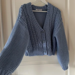 Kabelstickad kofta - Jättefin kofta från NA-KD som är perfekt att ha över klänningar. Använd fåtal gånger, mycket bra skick. 💙