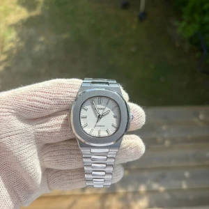 Seiko Nautilus White Mod 40mm - Tja! Säljer min egna Seiko Nautilus Mod. Har använt den så finns några repor men annars väldigt fin (där av det låga priset). Om klockan: NH35 automatisk rörelse. 316L stainless steel material. C3 Lume. Saknar 2 länkar. Hör av er!