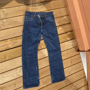 Levis 517 - Ett par vintage Levis 517  Sitter som 501 ungefär men är lite bredare vid benöppningen.  Väldigt fin färg  Sitter lite som hope rush gör