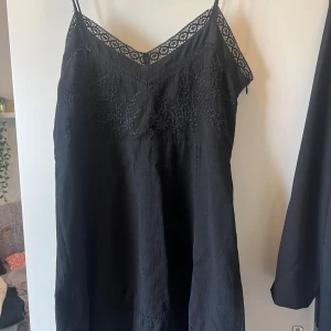 Klänning - Fin oanvänd klänning från zara. Storlek L med skulle säga mer en M