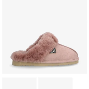 Canada snow tofflor - Canada snow tofflor i fårskinn i storlek storlek 37, nypris 899. Använda 1-2 gånger, säljer då dem inte kommer till användning💗