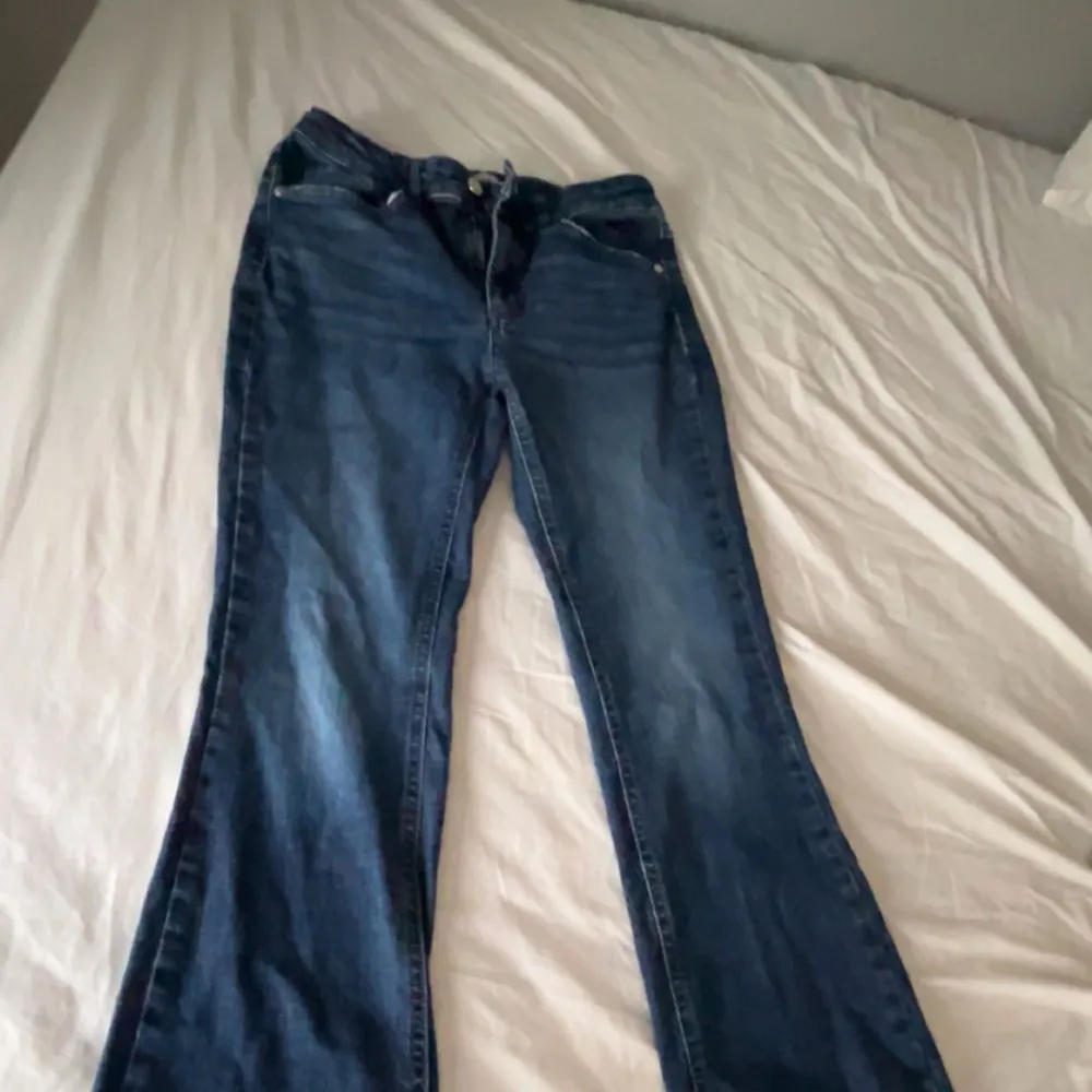 Mörkblåa jeans från RYVLS  Säljer då dom inte kommer till användning   Dom är i storlek 158/164 men passar också 34-36 😊. Jeans & Byxor.