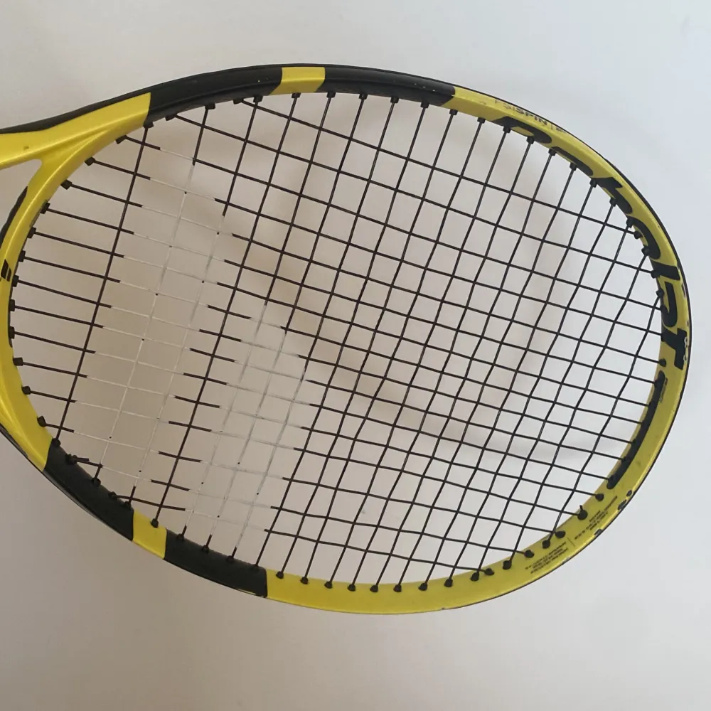 Tennisracket som är i bra skick,är måttligt använt. Nypris 1100kr. Nu 450kr.. Sportswear.