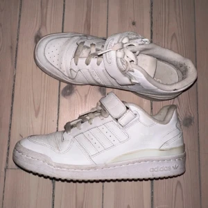 Adidas Originals Forum - storlek 39.5, använt men bra skick, kardborre, säljes eftersom jag fick dem i en annan färg