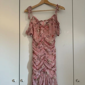 Rosa sommar klänning - En rosa sommarklänning från Asos. Kan även användas som festklänning. Har endast använts 2 gånger. Pris kan diskuteras. Bilden från Asos ser lite ljusare ut mot verkligheten 
