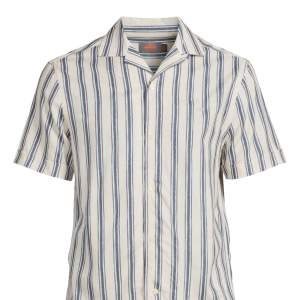 Kortärmad skjorta från Morris med ett diskret tryckt randigt önster på en melangegrund. Klassisk krage Morris signaturlilja broderad på vänster bröst Material: 85% Viskos 15% Lin