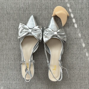 Silvriga klackskor  - Jättevackra silvriga klackskor med stor rosett där fram och liten klack💕bara provat men dom va för stor, får med två skummisar som man har längst fram i skon så det inte gör ont när man går💕