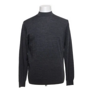 Massimo Dutti tröja - Riktig fräsch och inte så använd tröja från Massimo Dutti, najs till sommarkvällar eller till hösten! Hör av dig om det är något!