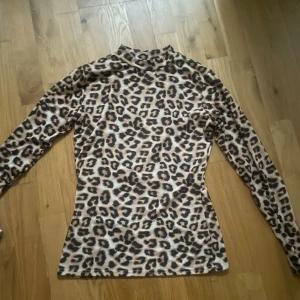 Leopard tröja  - Sjukt snygg leopard tröja, ganska tunn men inte genomskinlig. Passar till vad som helst och aldrig använd av mig, köpt second hand dock. Så gott som ny i skicket och så fin verkligen. Skriv privat vid frågor eller om ni vill diskutera priset💓