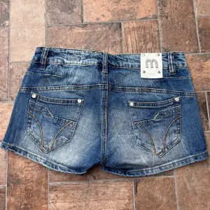 Snygga jeans shorts med coola detajler!🔥