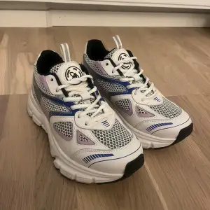 Fina nästan helt oanvända skor från Axel Arigato, modell Marathon Runner. Storlek 36  Kan mötas upp i Stockholm.