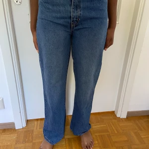 Mörkblåa jeans BOULEVARD  - Jeans från lager 157, det står L fast jag har stl M och de passar perfekt (tror den är lite mindre i storleken än vad det står) är 170 och de når till golvet 