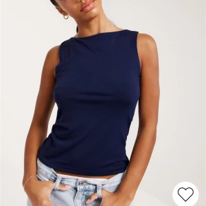 Soft top  - Använd cirka 4 gånger. Den är i bra skick. Väldigt stretchig och skönt material.