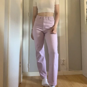 Ljuslila Jeans - Ljuslila jeans ifrån Lindex i storlek 164 (barn storlek). Resår i midjan. Bra längd på mig som är 156 cm. Varsamt använda🌺  Midja- 74 cm Byxlängd-99 cm Innerben-73 cm