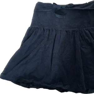 Manchesterkjol - Lowrise knälång Manchesterkjol med gulligt tillhörande bälte! Jag har lite svårt att tyda storleken, mellan 40-42?