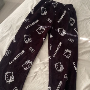 svarta hellokitty pyjamas byxor - säljer dessa hellokitty pyjamas byxorna då dem var för korta på mig som är 159. Skulle nog passa någon bra som är runt 155. 