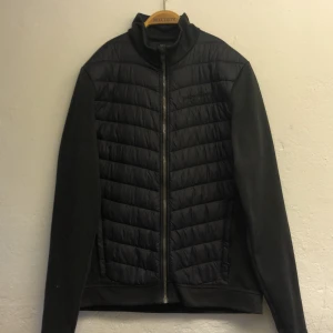 Peak performance jacka - Säljer nu min peak performance jacka i storlek M som är ganska använd! Den har en vitt fläck på höger arm. Priset är inte hugget i sten 