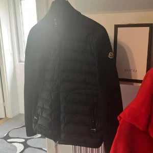 Moncler cardigan  - Säljer nu denna moncler cardigan jag köpte helt ny från heatnlux förra året, jackan är en 2022-2023 modell i storlek S och i väldigt bra skick. hör av dig vid några som helst funderingar!