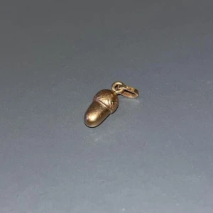 Hänge i guld - Ett ekollon i äkta 18karat guld.  Kan vara fin som present.  Svenska stämplar. 