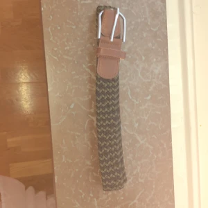 Flätat bälte - Tja! Jag säljer det här bältet helt oöppnad jag fick den som present i från min moster och jag har inte använt den på circka 2 månader därför vill jag sälja den här. Ny pris går för circka 200kr bror på vart man köper🤩 Bältet passar perfekt till alla