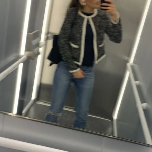 Utsvängda mig Waist jeans  - Säljer ett par väl använda jeans från ginattrico. Jeansen är använda men de är i bra skick. Köpta för 500 har jag för mig men säljer för 100💗 fler bilder på passform och jeansen kan skickas om man är intresserad💗