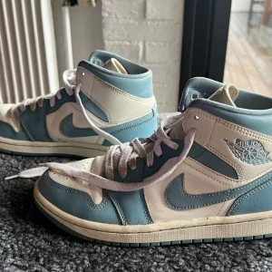 Jordan 1 Retro High Ice Blue - Säljer mina Jordans, då de inte längre kommer till användning. Skicket är bra, förutom att de är lite smutsiga men det går att tvätta. Skorna går inte längre att köpa nya och är väldigt unika.