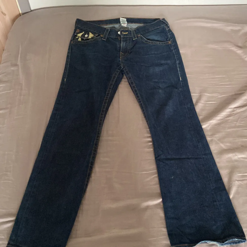 Bootcut true religion i bra skick. 32 i storlek men passar 34. Farkut & Housut.