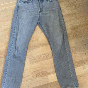 Säljer mina jeans för dom tyvärr blivit för små, extremt sköna o snygga. Nypris 900 Skriv om du har frågor!
