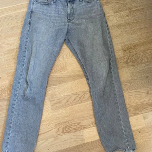 Jack and Jones jeans - Säljer mina jeans för dom tyvärr blivit för små, extremt sköna o snygga. Nypris 900 Skriv om du har frågor!