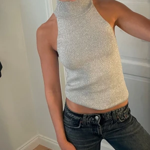 Silvrig topp - Silvrig topp utan armar i storlek s. 220kr💖