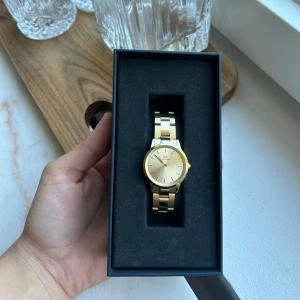 Klocka - Klocka från Daniel Wellington. Köpt på en samplesale när jag jobbade där. Alltså iprincip i nytt skick☺️ Artikelnummer: DW00100403