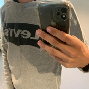 Levis sweatshirt  - Säljer nu min super snygga sweatshirt från Levis då jag vuxit ur mig, storlek S och bra skick på.