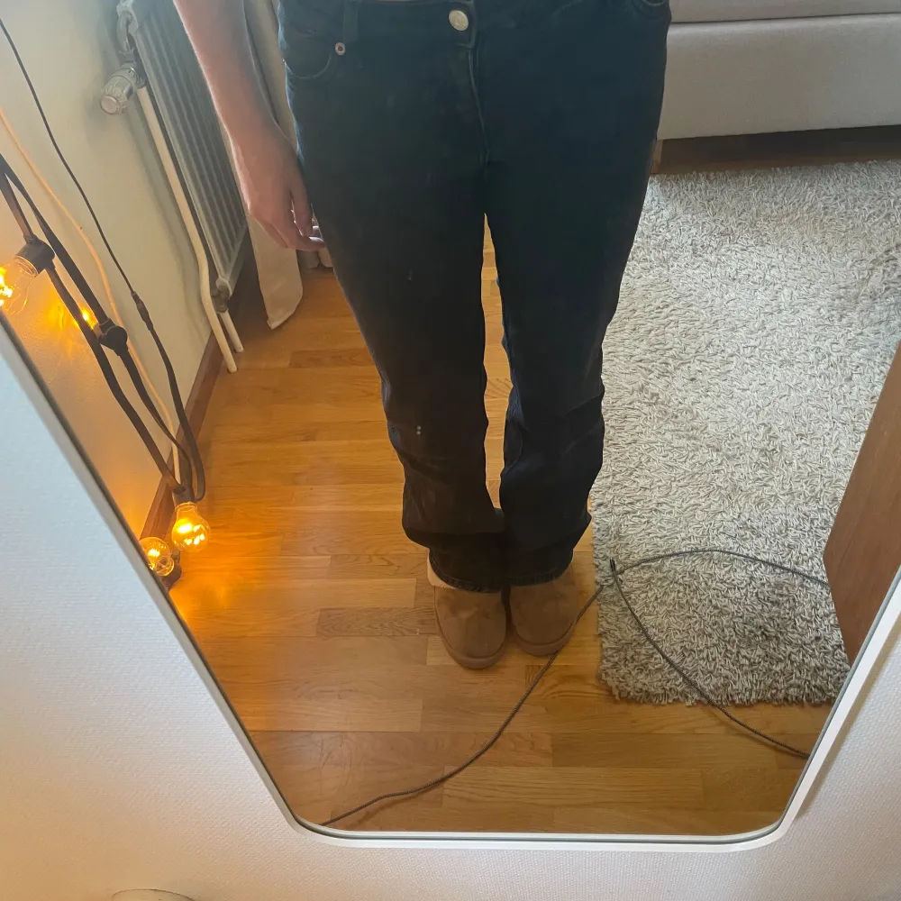 Svarta/gråa utsvängda lågmidjade jeans från monki i storlek 26,  säljer för att de är för stora för mig och inte kommer till anledning 💗 använda ett fåtal gånger men inga synliga defekter❤️nypris: 500kr. Jeans & Byxor.