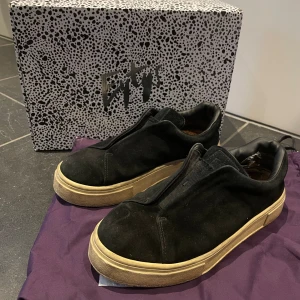 Eytys doja s-o suede - Svarta eytys i storlek 41. Slitna i hälarna (se bild), samt lite gulnad sula, annars bra skick.