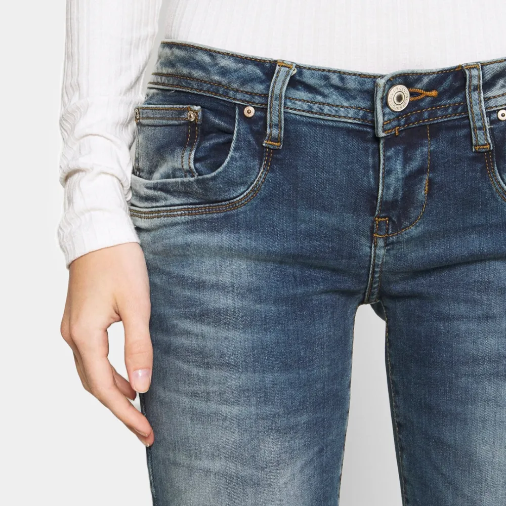 ltb jeans i modellen valerie. de är bootcut och i färgen ”karlia wash”, aldrig använda💞 storlek 27/32. Jeans & Byxor.