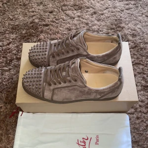 Christian louboutin  - Säljer ett par superfina beige/bruna Christian Louboutin-skor! De är i toppskick. Perfekta både till vardags och fest. Ägd dem i 3 månader, kvitto finns! Storlek 43, Nypris 8000kr. Hör av dig vid frågor!