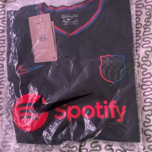 Barcelona  - Säljer min Barcelona T-shirt helt ny köptes för 600kr säljer nu 450kr pris kan diskuteras vid snabbaffär.