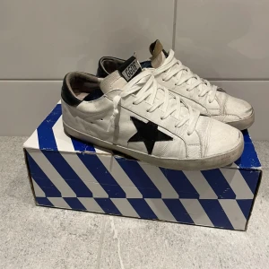 Golden goose  - Golden goose superstar säljs här för 2600. Storlek 40 passar 41 Kan gå ner i pris i snabbaffär. Tar gärna emot byten. Allt og ingår vid köp. Dma för fler frågor. 