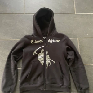 Rhinestone hoodie - Säljer denna feta Rhinestone hoodie från cosa nostra storleken är M och skicket är 8,5/10, Den är perfekt till lite kallare sommar kvällar om man vill skina 