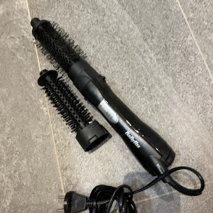 Varmluftsborste  - Jättebra & smidig varmluftsborste som funkar som hårfön, varmluftsborste & för att bli av med friss. Ger jättebra resultat i håret men kommer tyvärr inte till användning. 